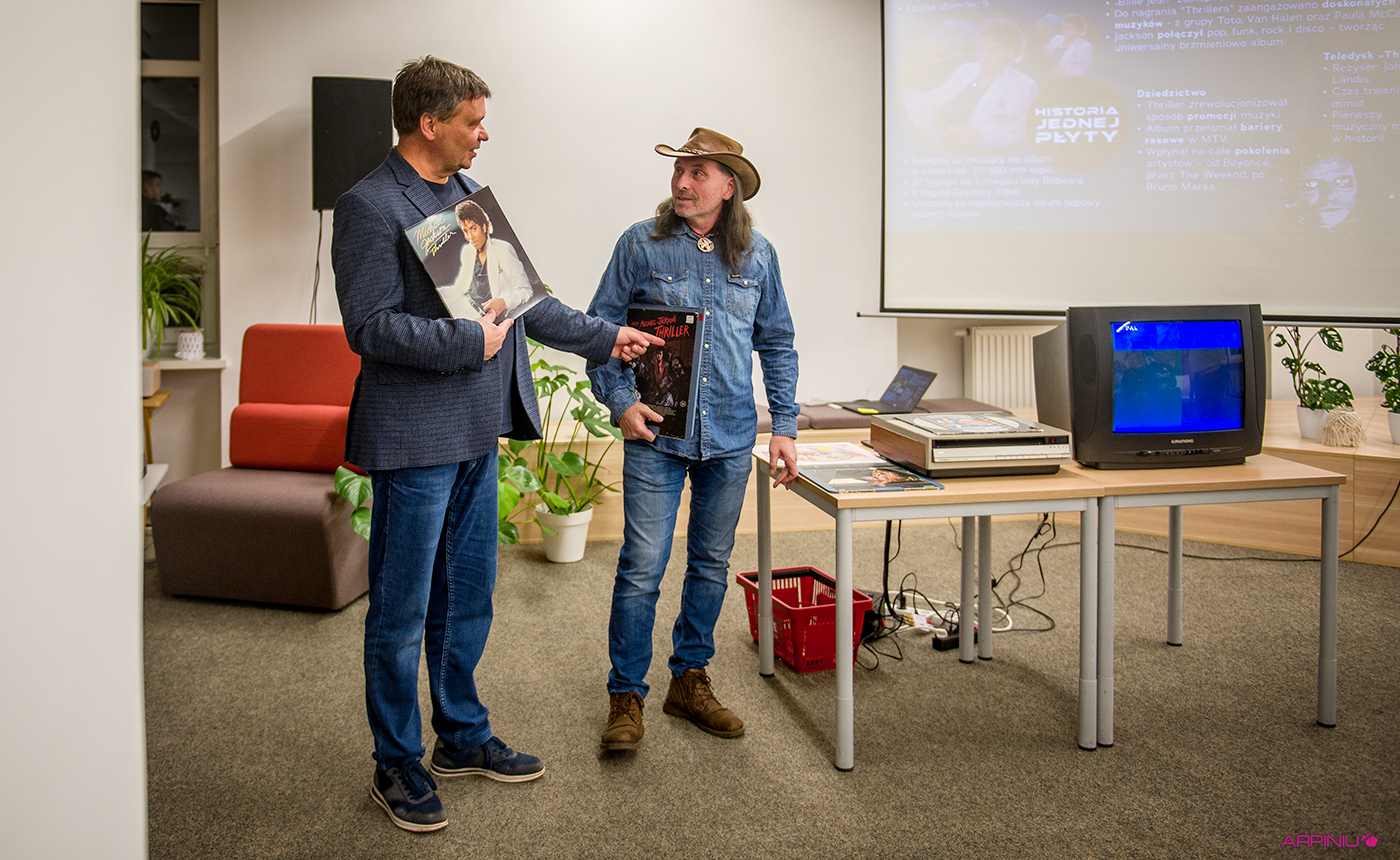 Prowadzący spotkanie: Paweł Sałacki i Roman Kosicki prezentują klasyczny winyl z albumem Thriller i płytę gramowidową z teledyskiem i filmem dokumentalnym.