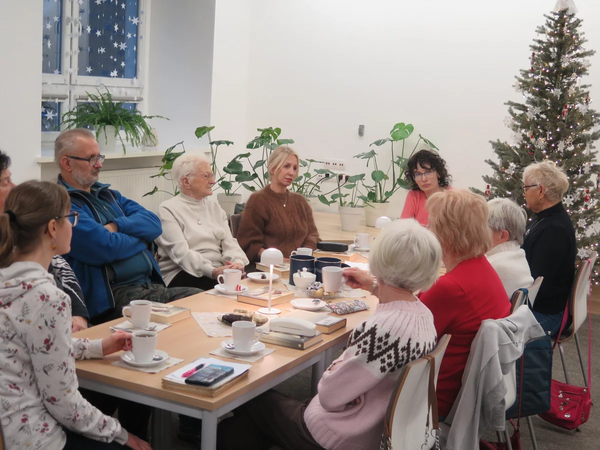 Zagadki w świecie elit - relacja ze spotkania Dyskusyjnego Klubu Książki