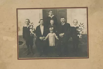 Kiełczewo, 1930 rok. Pierwsza Komunia Święta Bolesława i Czesława. Rodzina Mocków. Na górze: Mieczysław. W środkowym rzędzie od lewej: Bolesław, Józefa, Tadeusz, Leon, Czesław. Na dole: Felicja. 
