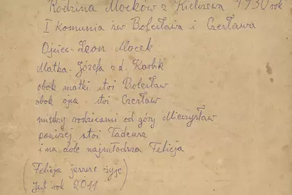 Rewers fotografii z Pierwszej Komunii Świętej Bolesława i Czesława