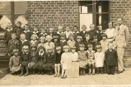 Szkoła w Kiełczewie, I klasa, rok 1933. Po prawej kierownik szkoły Wojciech Polak i nauczycielka Kaziemiera Tomaszewska. Felicja: w dolnym rzędzie 7. od lewej