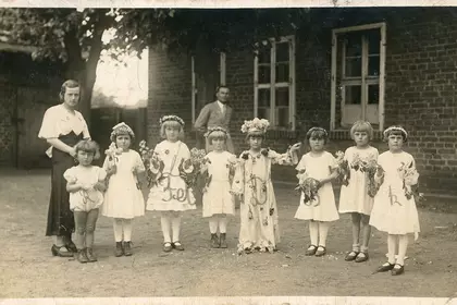 Kiełczewo, 1934 rok. Nauczyciele: Wojciech Polak i Kazimiera Tomaszewska. Felicja: 4. dziewczynka od lewej