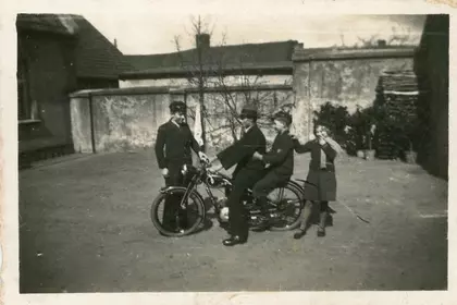 Kiełczewo, 18.04.1938 roku. Czesław Mocek, Franciszek Marciniak, Tadeusz Mocek, Felicja. Na podwórzu u Olków, pierwszy motocykl w Kiełczewie