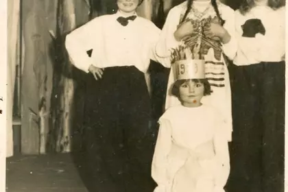 Kiełczewo, 1938 rok. Felicja Mocek, Renata Polakówna, Salomea Zawartowska; niżej Maryla Domagała. Ostatnie przedstawienie w szkole (Gwiazdka)