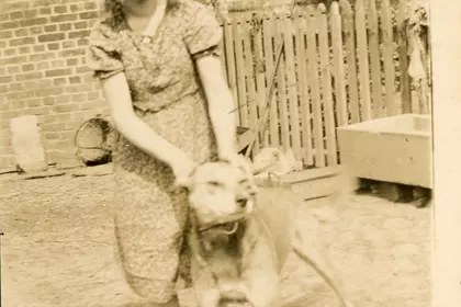 Kiełczewo, 1939 rok. Felicja Mocek z psem Tarzanem