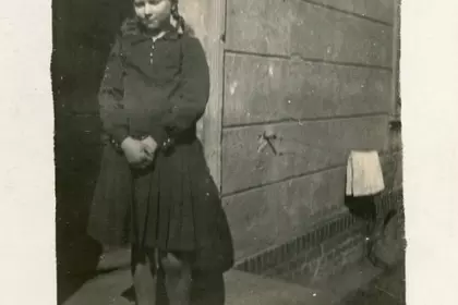 Kiełczewo, 1939 rok. Felicja Mocek. Przed domem w mundurku gimnazjalnym
