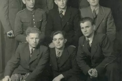 W dolnym rzędzie w środku: Czesław Mocek