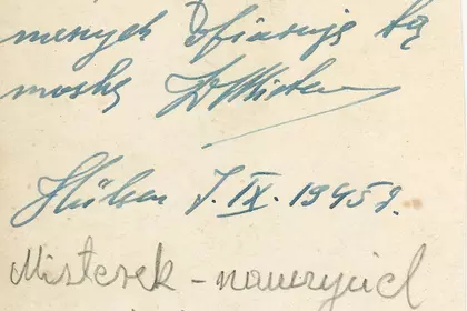 Dedykacja: W chwilach tęsknoty za tą, która nie zginęła, bo żyła w sercach naszych ofiaruję tą maskę. Misterek, Hülsen, 7 IX 1945 r.