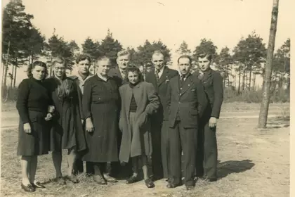 Druga od lewej: Felicja Mocek, trzeci: Czesław Mocek, czwarta: Józefa Mocek, piaty: Leon Mocek, dziewiąty: Tadeusz Mocek; Fallingbostel, 1946 rok