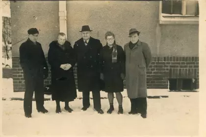 Od lewej: Tadeusz Mocek, Józefa Mocek, Leon Mocek, Felicja Mocek, Czesław Mocek; Fallingbostel, 2.04.1946 roku - 3 dni przed wyjazdem do Polski