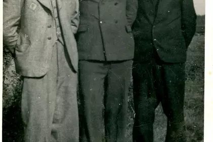 Od lewej: Tadeusz Mocek, Czesław Nowaczyk, Kazimierz Durka - rówieśnicy z Kiełczewa (rocznik 1923)