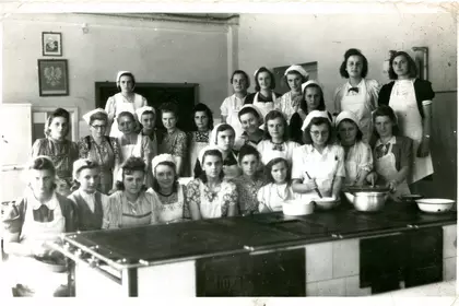 Uczennice Szkoły Gospodarczej w Lesznie, 1946-1947; w drugim rzędzie, druga od lewej: Felicja Mocek