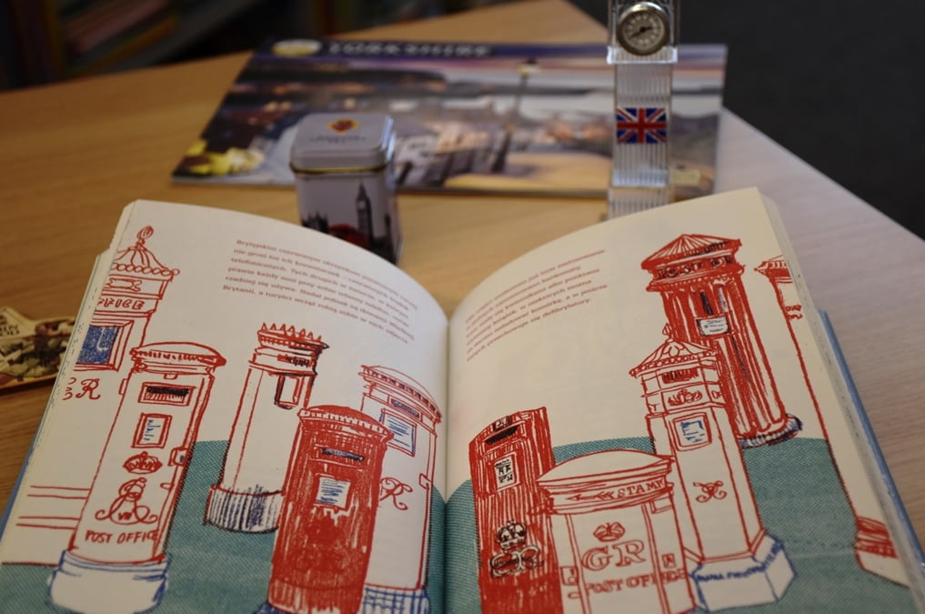 Otwarta książka z rysunkami przedstawiającymi najbardziej znane zabytki Wielkiej Brytanii