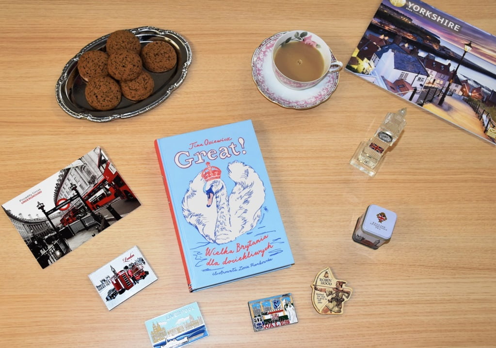 Na stole książka, herbata, ciastka i pamiątki z Londynu