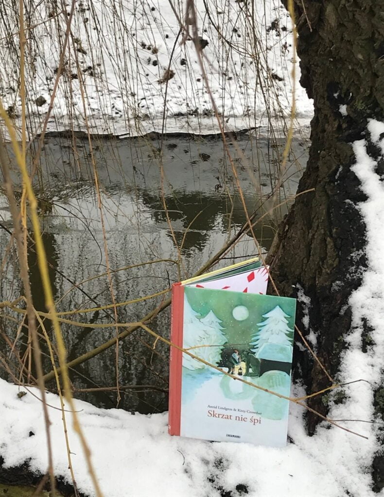 Książka Astrid Lindgren sfotografowana na tle kanału Obry
