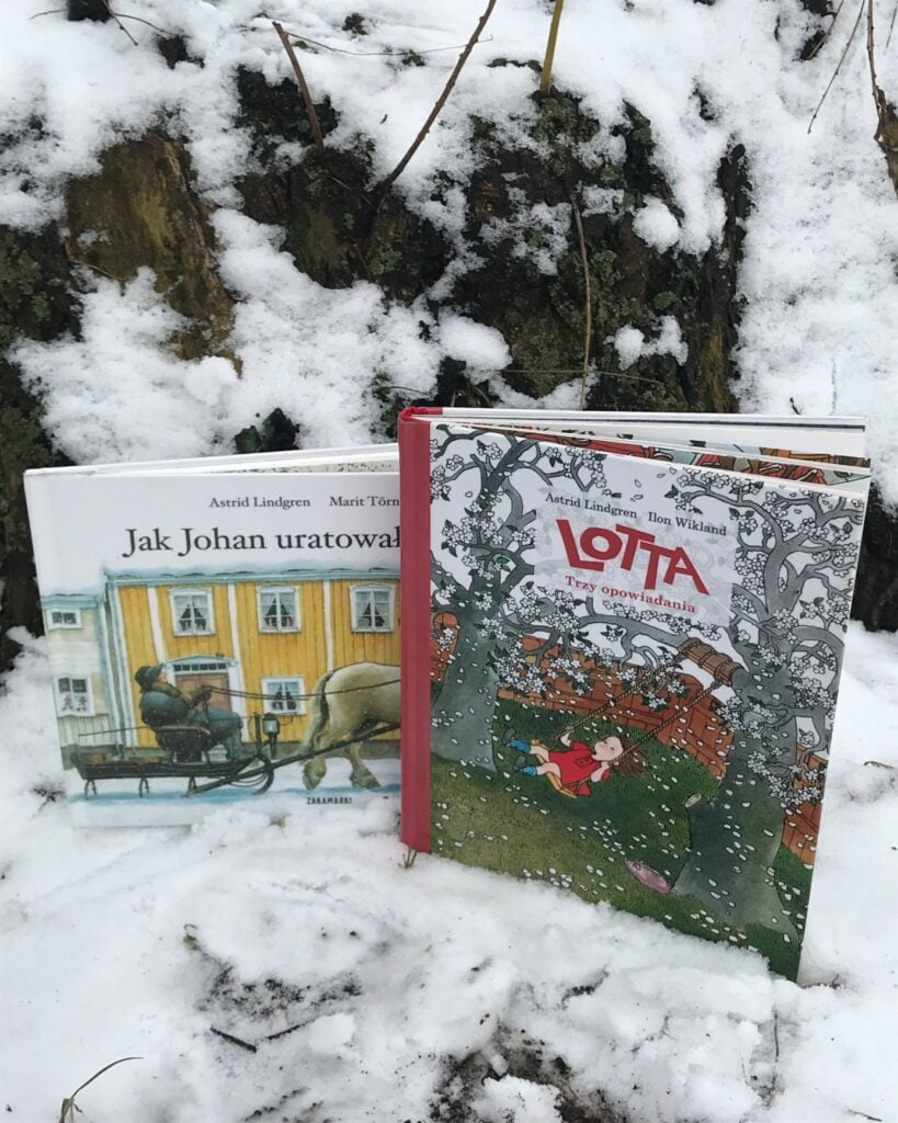 Na pierwszym planie dwie książki Astrid Lindgren, sfotografowane w zimowej scenerii