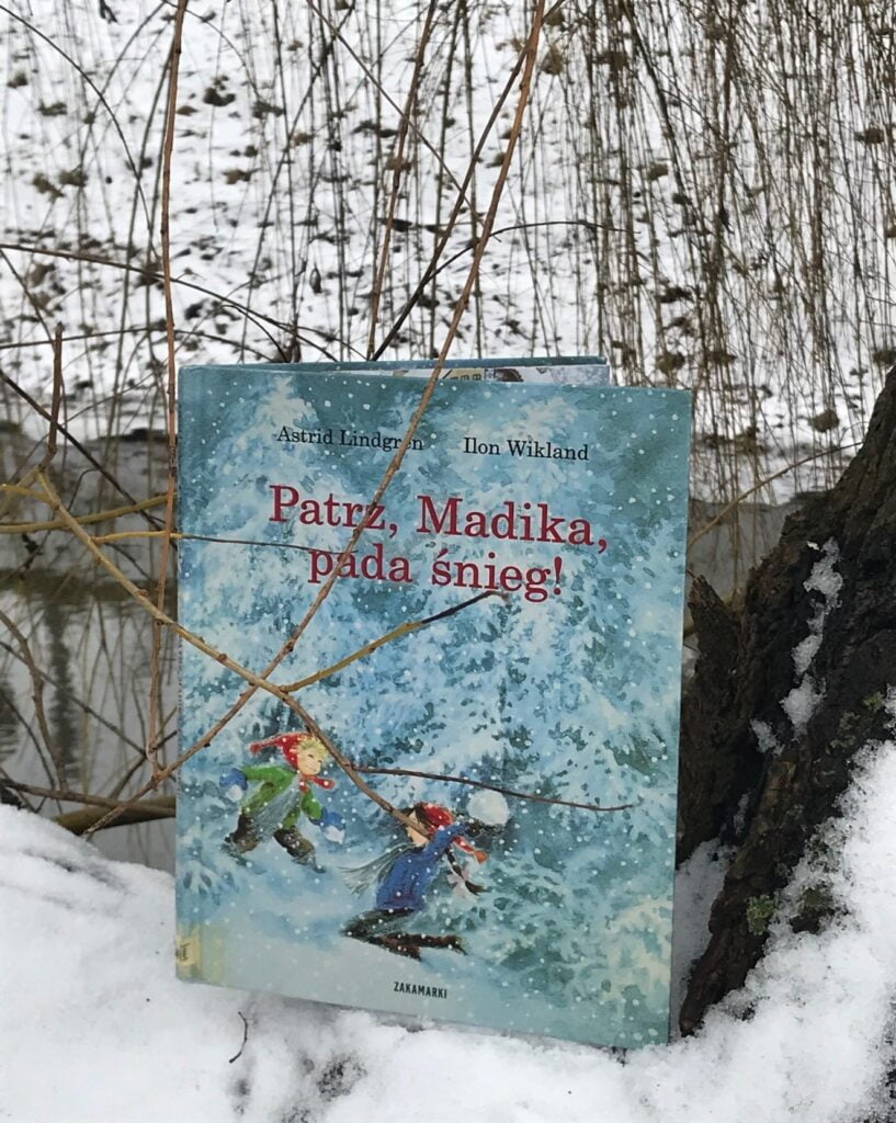 Książka Astrid Lindgren sfotografowana w zimowej scenerii
