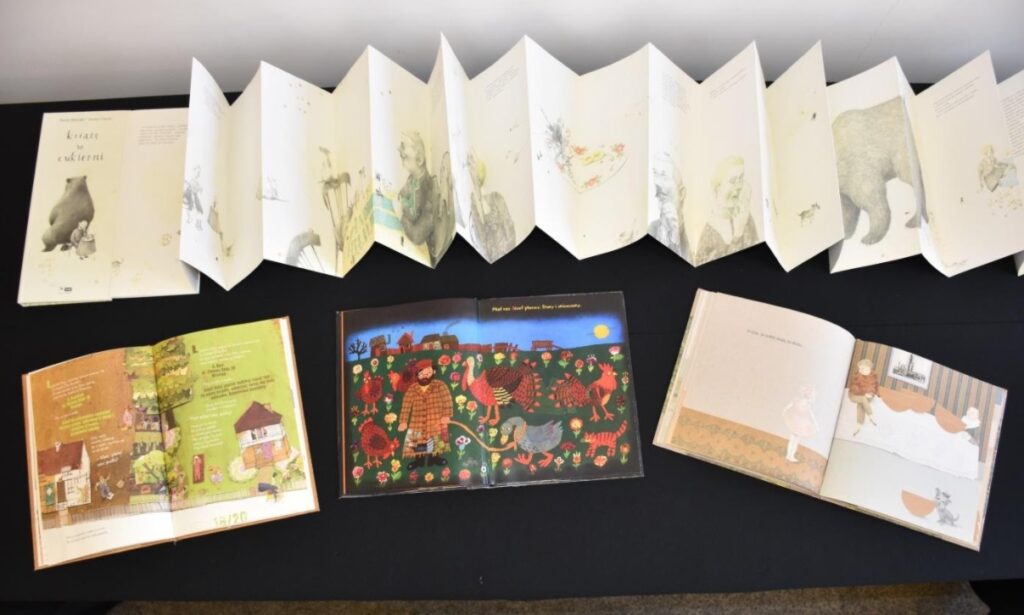 Ekspozycja otwartych ilustrowanych książek dla dzieci