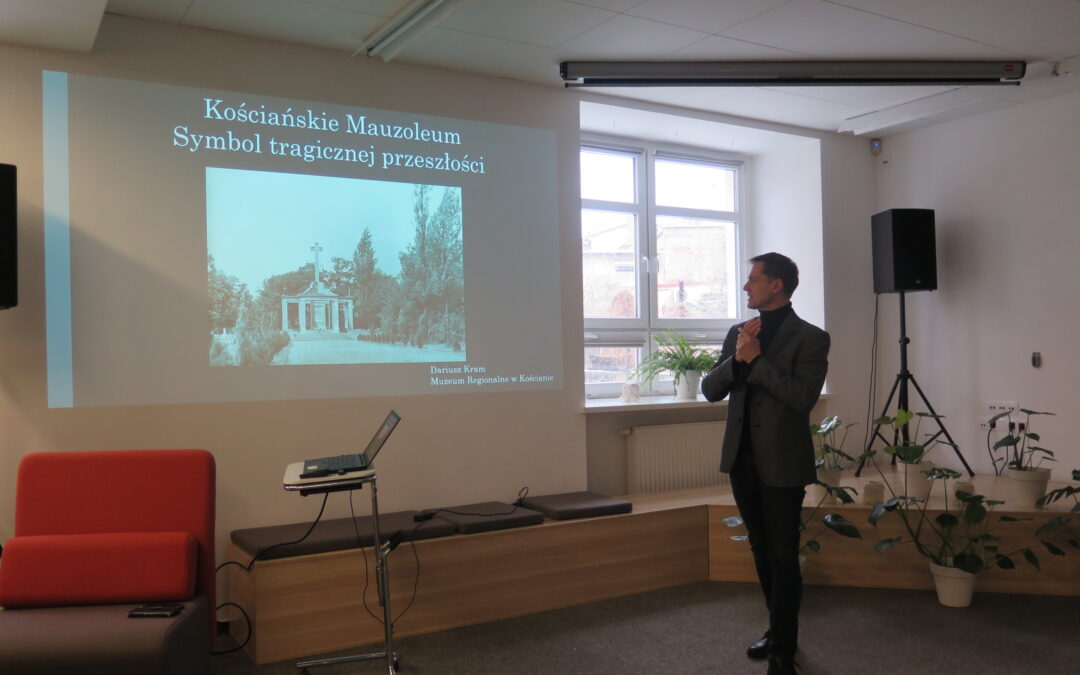 „Kościańskie Mauzoleum – historia, o której trzeba pamiętać” – relacja z wykładu z cyklu „Czwartki w ratuszu i bibliotece”